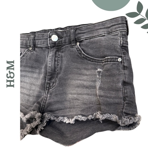 🛍️3/$40 H&M Black Distressed Denim Shorts | Raw Hem | Frayed Edges | Size 4 - Picture 3 of 5